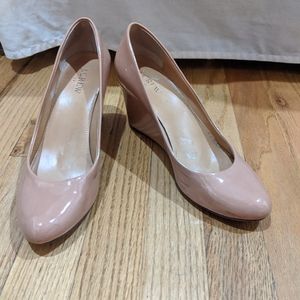 Nude patent leather pumps